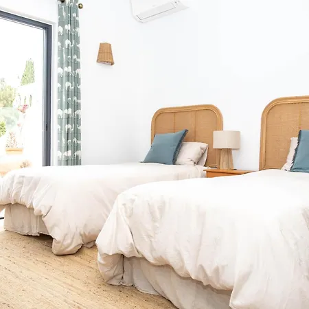 Portuguese Close To Carvoeiro With 5 Bedrooms, Pool, Tennis Court And Close To Vila
