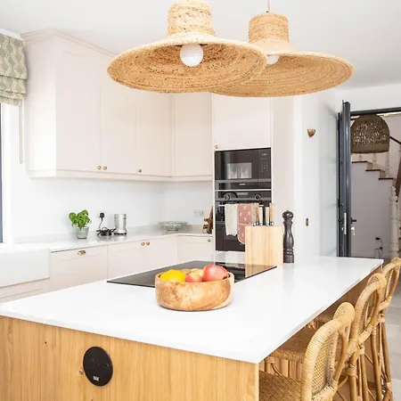 Portuguese Close To Carvoeiro With 5 Bedrooms, Pool, Tennis Court And Close To Lagoa (Algarve)