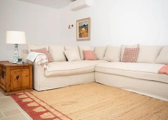 Portuguese Close To Carvoeiro With 5 Bedrooms, Pool, Tennis Court And Close To Lagoa (Algarve)
