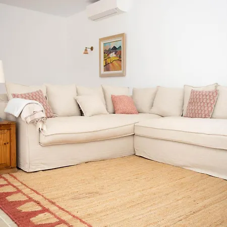 Portuguese Close To Carvoeiro With 5 Bedrooms, Pool, Tennis Court And Close To Lagoa (Algarve)