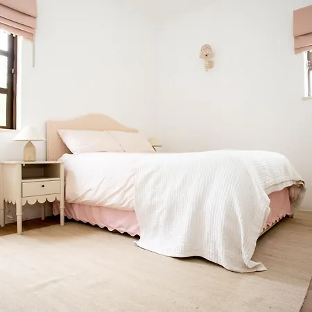 Portuguese Close To Carvoeiro With 5 Bedrooms, Pool, Tennis Court And Close To Lagoa (Algarve)