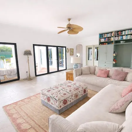 Portuguese Close To Carvoeiro With 5 Bedrooms, Pool, Tennis Court And Close To Willa