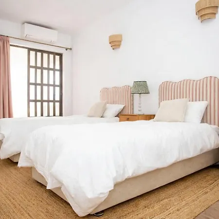 Willa Portuguese Close To Carvoeiro With 5 Bedrooms, Pool, Tennis Court And Close To