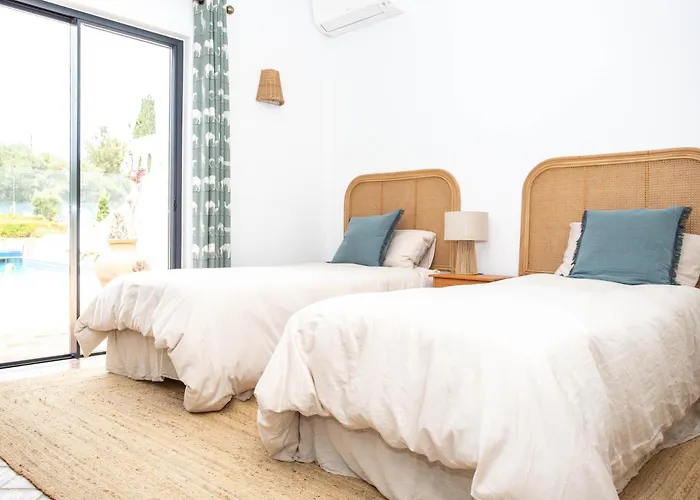 Portuguese Close To Carvoeiro With 5 Bedrooms, Pool, Tennis Court And Close To 别墅