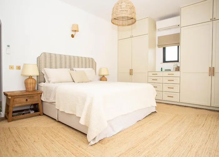 Portuguese Close To Carvoeiro With 5 Bedrooms, Pool, Tennis Court And Close To