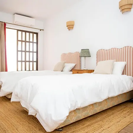 Vila Portuguese Close To Carvoeiro With 5 Bedrooms, Pool, Tennis Court And Close To