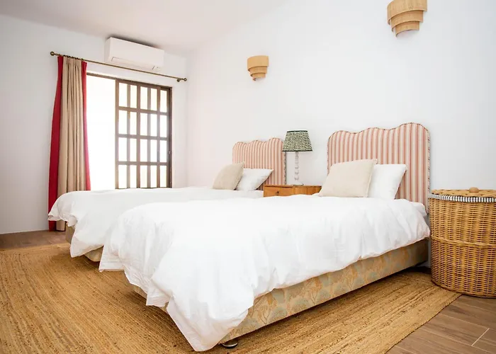 Willa Portuguese Close To Carvoeiro With 5 Bedrooms, Pool, Tennis Court And Close To